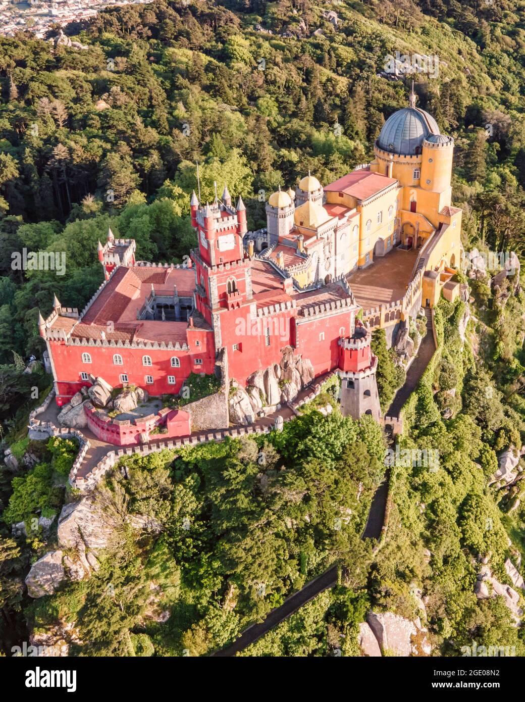 Una vista aerea del Palazzo pena, un colorato castello romanticista sulla cima di una collina durante un bellissimo tramonto, Sintra, Lisbona, Portogallo Foto Stock