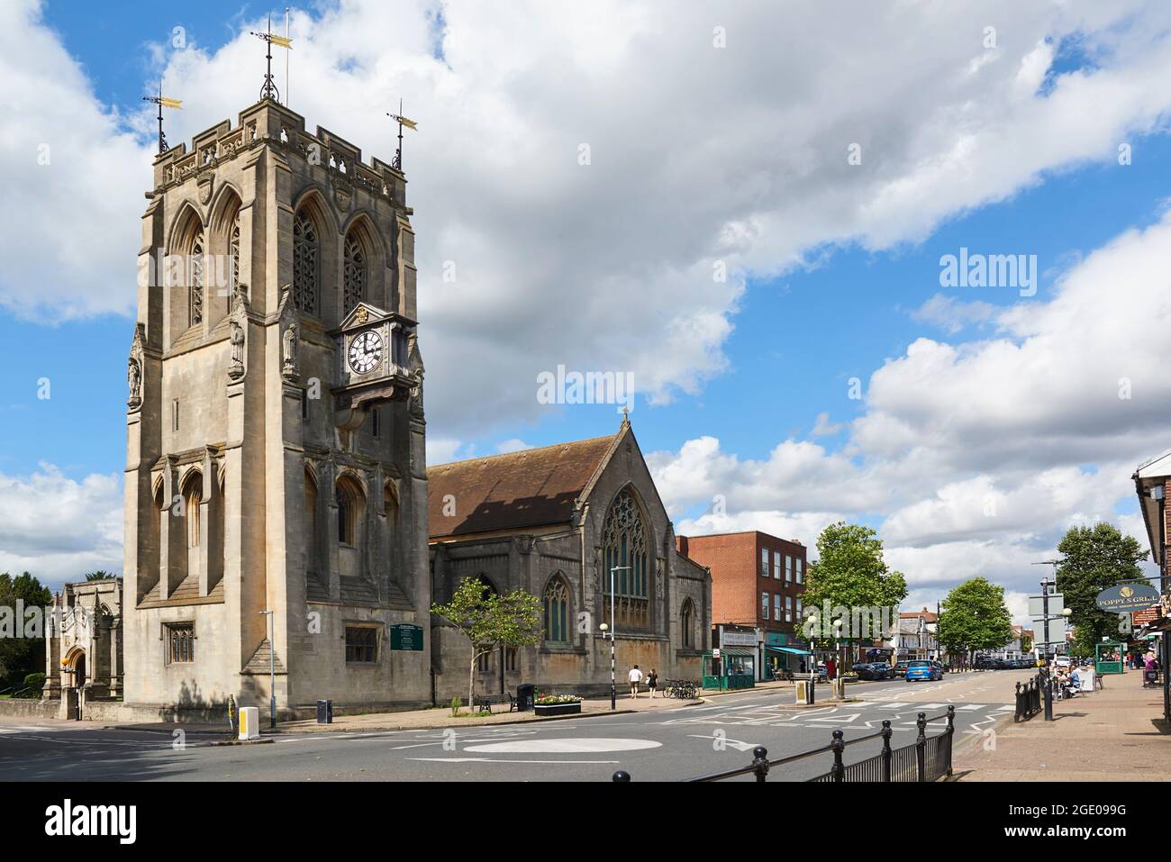 Chiesa di San Giovanni, Epping, e la High Street, Essex, Inghilterra meridionale Foto Stock