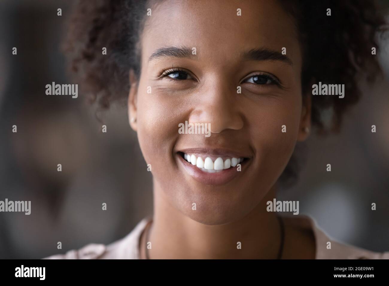 Ritratto di sorridente afroamericana mostra denti bianchi Foto Stock