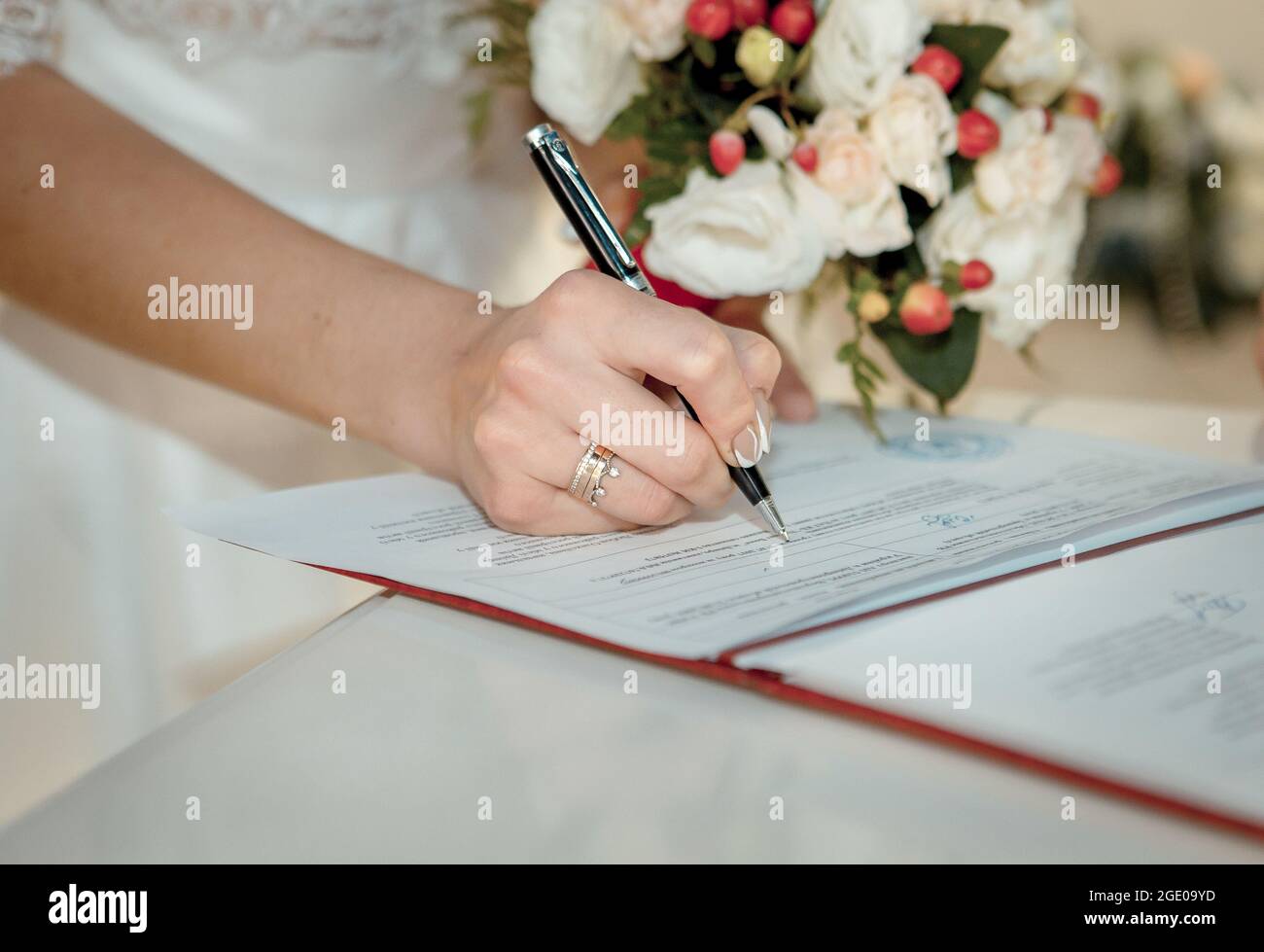 Dnepropetrovsk, Ucraina - 07.07.2017: Cerimonia nuziale. La coppia di nozze lascia le loro firme. La mano della sposa. Foto Stock