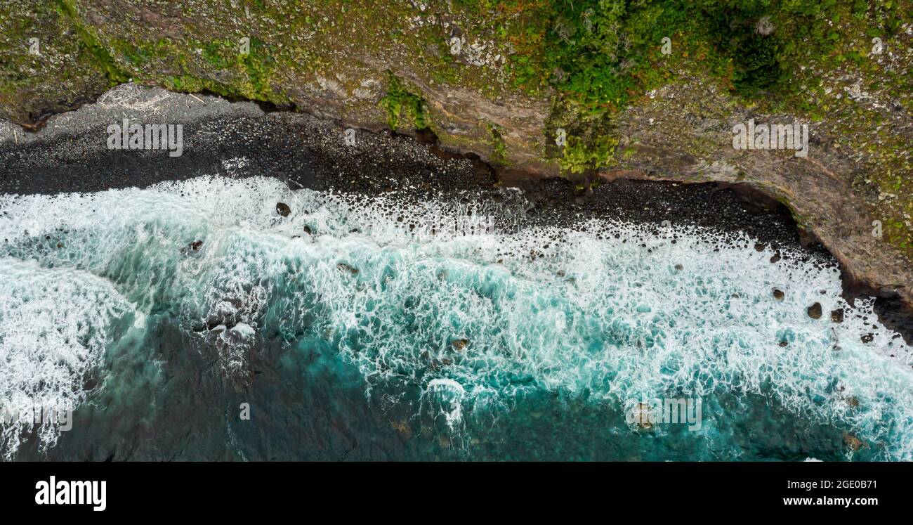 Incredibile vista aerea delle onde che si infrangono sulle rocce del mare. Foto Stock