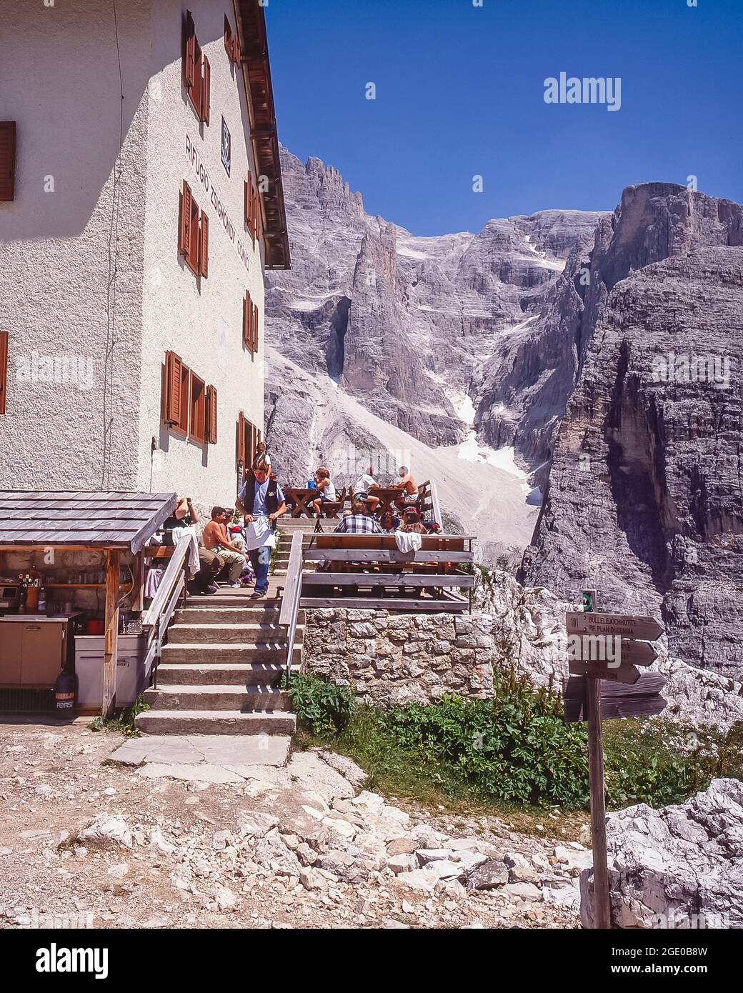 Si tratta del rifugio alpino del Rifugio Comici-Zsigmondy con la vetta Elferkogel nelle Dolomiti di Sexton-Sesto, nell'Alto Adige del Sud Tirolo Foto Stock