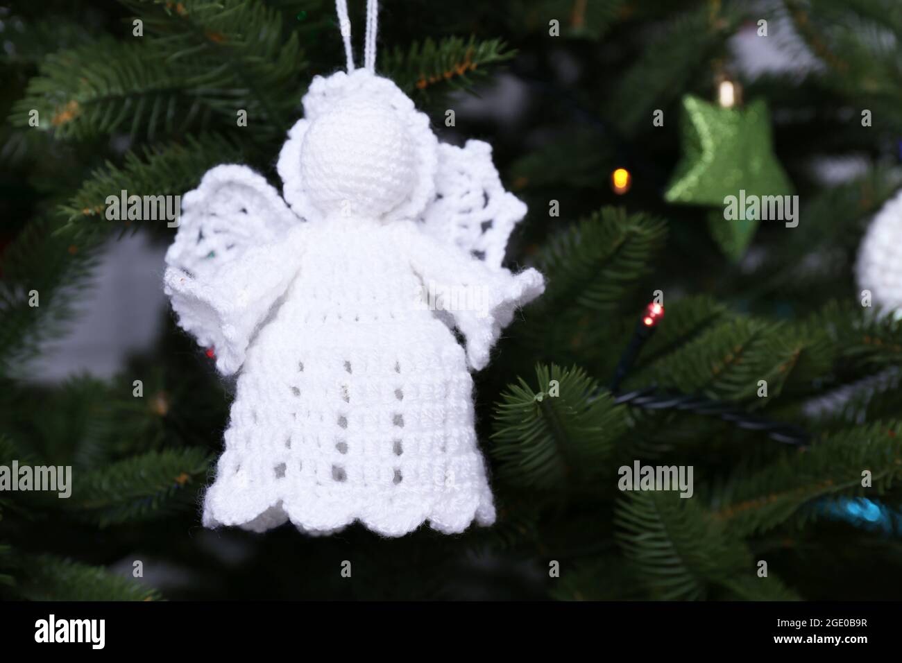 Natale a maglia angeli e altre decorazioni su albero di Natale sfondo,  close-up Foto stock - Alamy