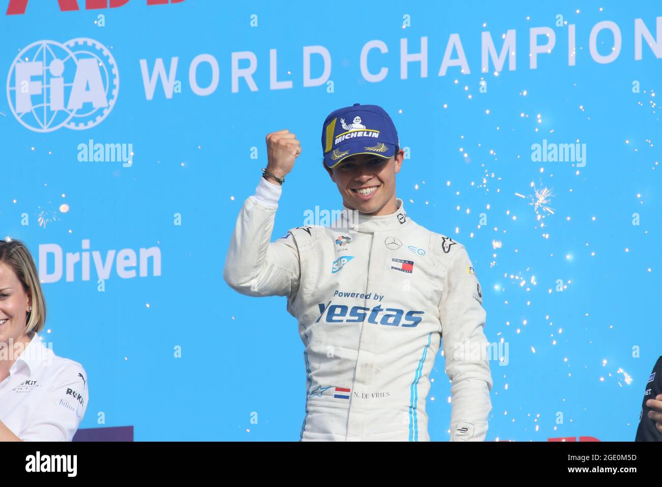 08/15/2021, Berlino, Germania, Nyck de Vries sul podio durante la cerimonia di premiazione.Nyck de Vries del team Mercedes-Benz EQ vince il Campionato del mondo di Formula e 2020/21 a Berlino. Il BMW i Berlin e-Prix presentato dalla CBMM Niobium è il finale della stagione 7 del Campionato del mondo di Formula e ABB FIA. Foto Stock