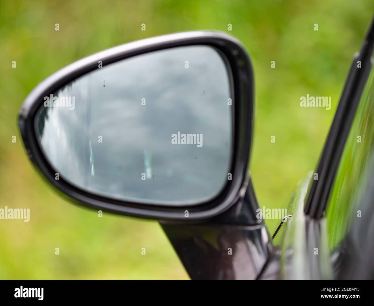 Specchietto retrovisore sul parafango lato conducente con vista inchiara nella cabina. Design moderno dell'auto. Foto Stock