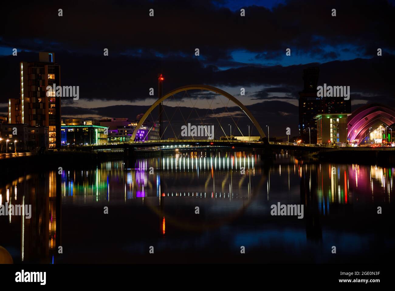 Riflessione notturna del fiume Clyde con Hydro e Titan Crane Foto Stock