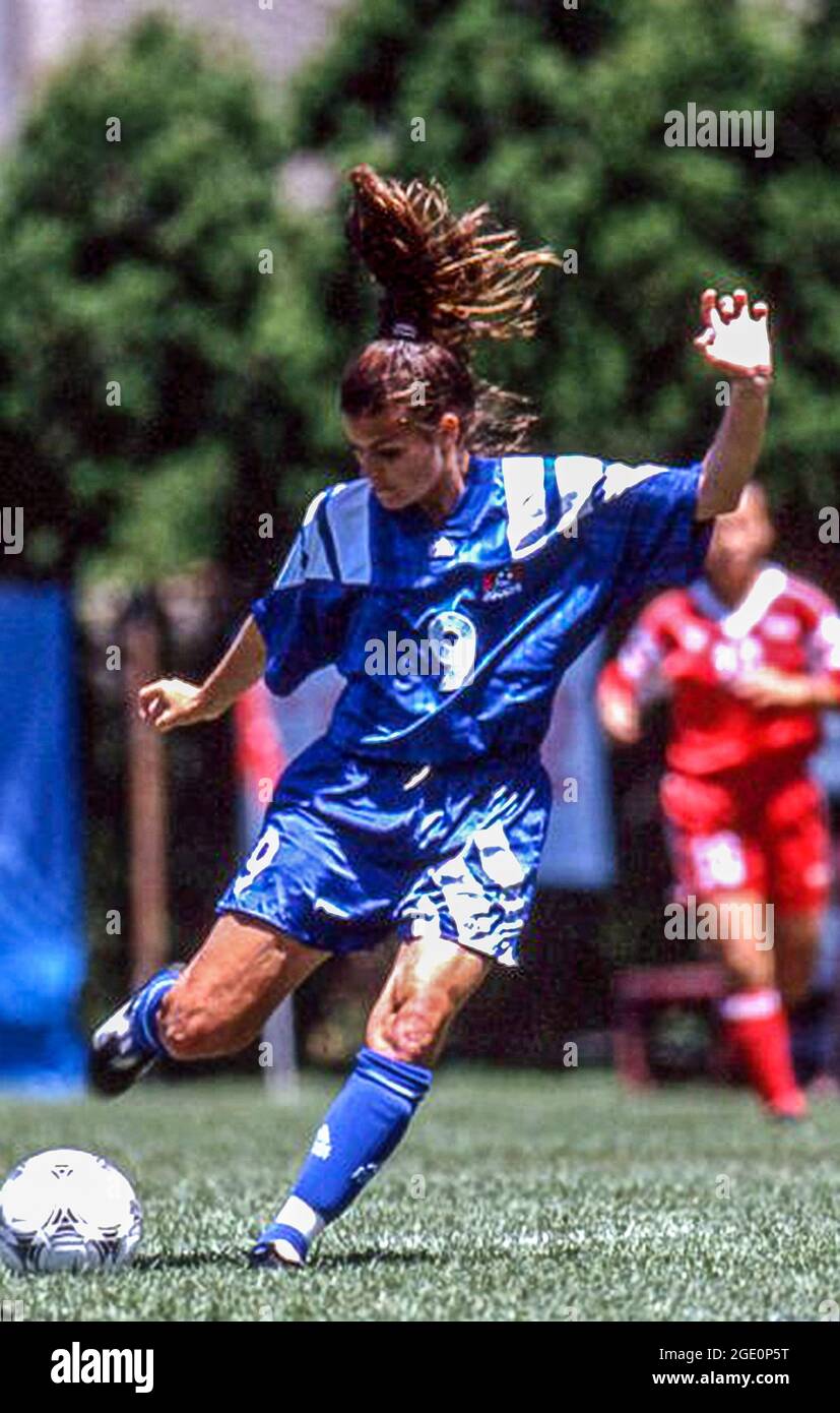 Mia Hamm degli Stati Uniti in azione contro il Canada durante le partite della World University a Buffalo, 1993. Foto Stock