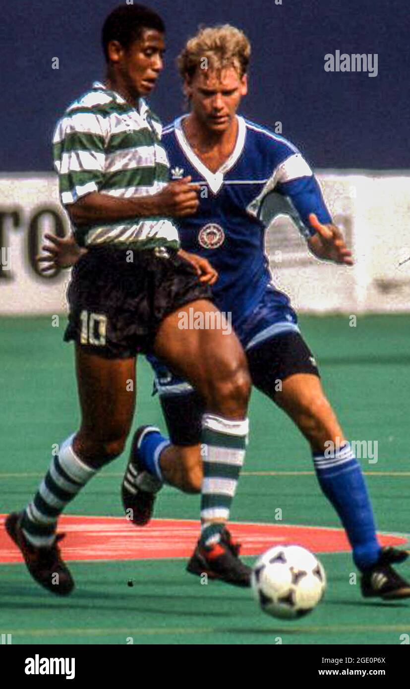 John Doyle della nazionale degli Stati Uniti che gioca contro Careco II dello Sporting Lisbon nella Marlboro Cup 1990 Foto Stock
