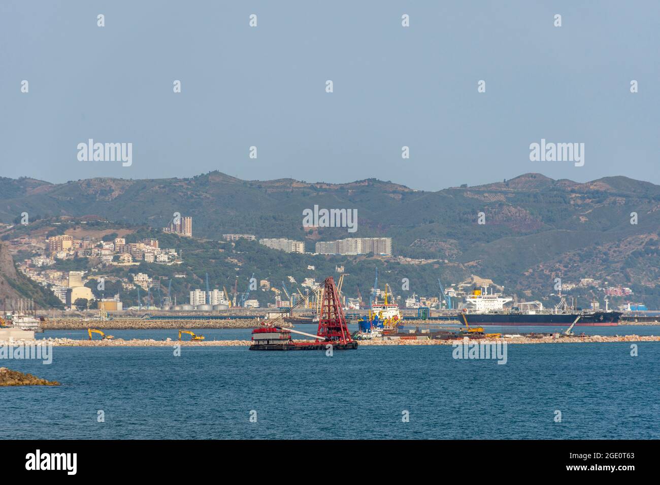 Nave da carico sul Mar Mediterraneo, Skikda, Algeria. Foto Stock