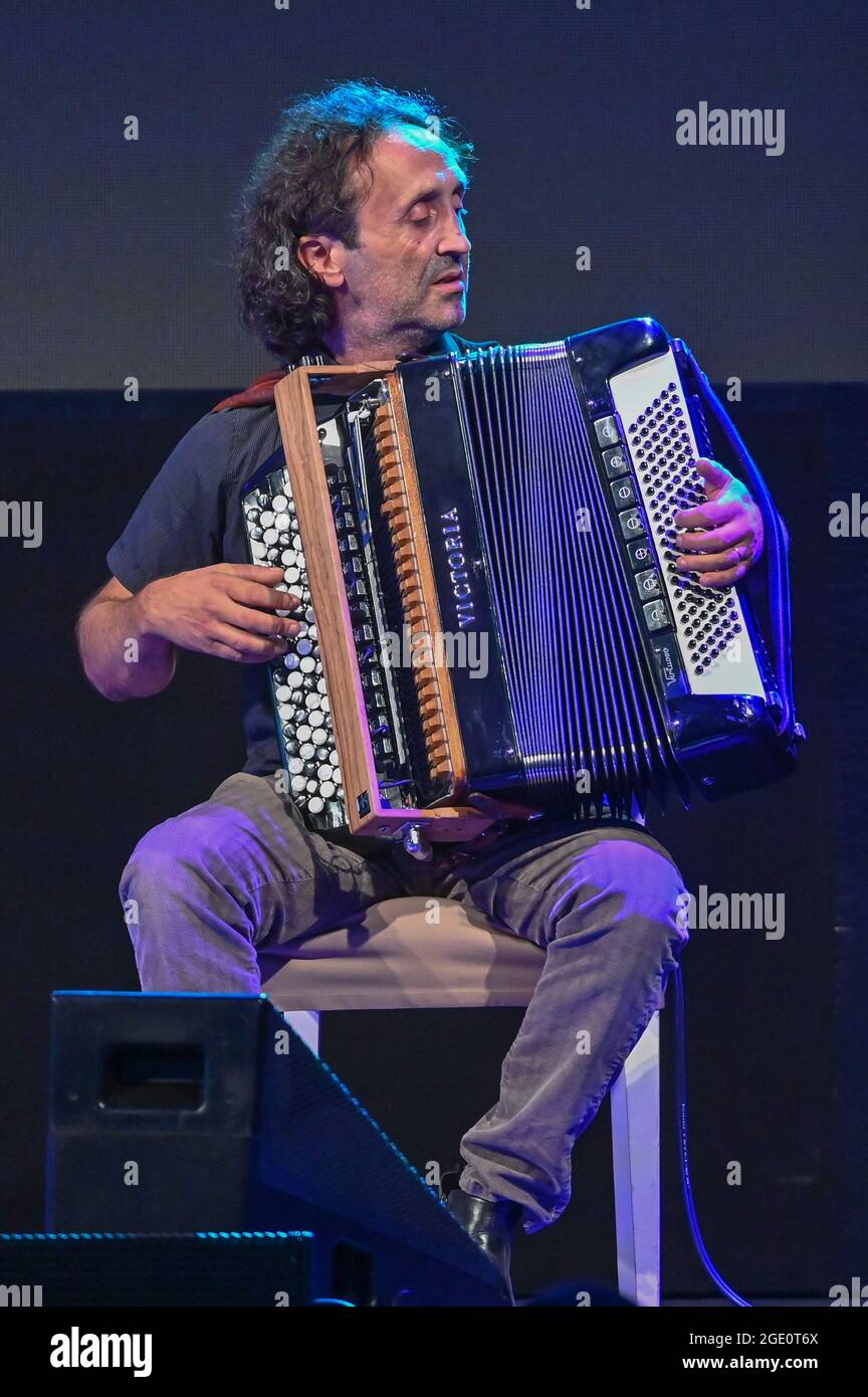 Neuhardenberg, Germania. 13 Agosto 2021. Luciano Biondini, fisarmonicista jazz italiano, ha fotografato in un concerto per il programma estivo di Schloss Neuhardenberg. Credit: Patrick Pleul/dpa-Zentralbild/ZB/dpa/Alamy Live News Foto Stock