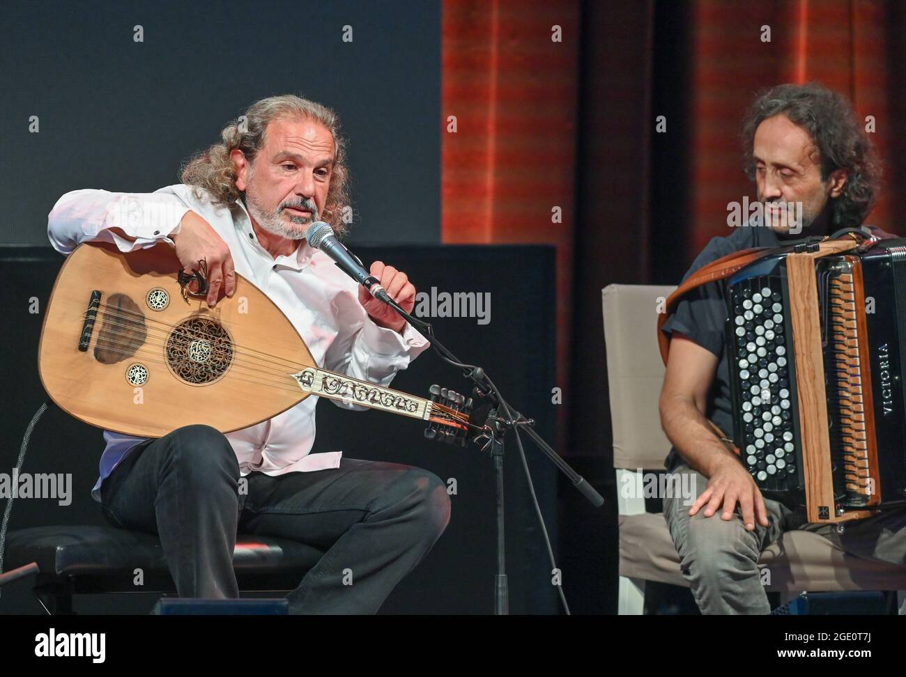 Neuhardenberg, Germania. 13 Agosto 2021. Rabih Abou-Khalil (l), musicista, con un oud (liuto a collo corto) e Luciano Biondini, fisarmonicista jazz italiano, hanno fotografato in un concerto per il programma estivo di Schloss Neuhardenberg. Credit: Patrick Pleul/dpa-Zentralbild/ZB/dpa/Alamy Live News Foto Stock