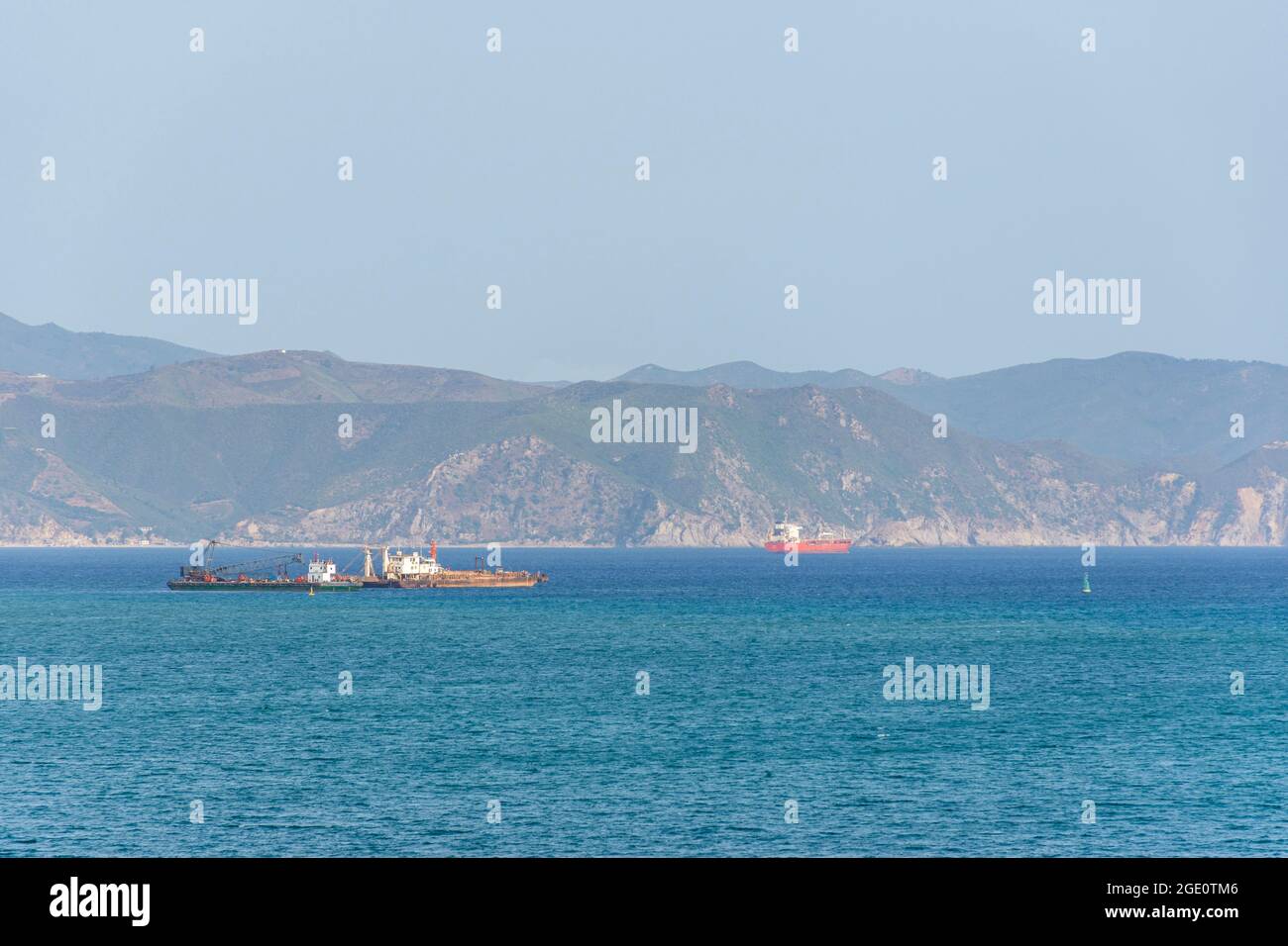 Nave da carico sul Mar Mediterraneo, Skikda, Algeria. Foto Stock