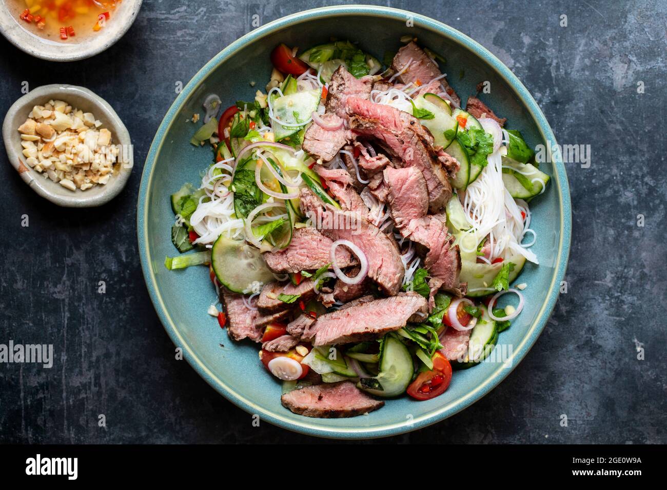 Insalata di manzo in stile tailandese con cetrioli e arachidi Foto Stock