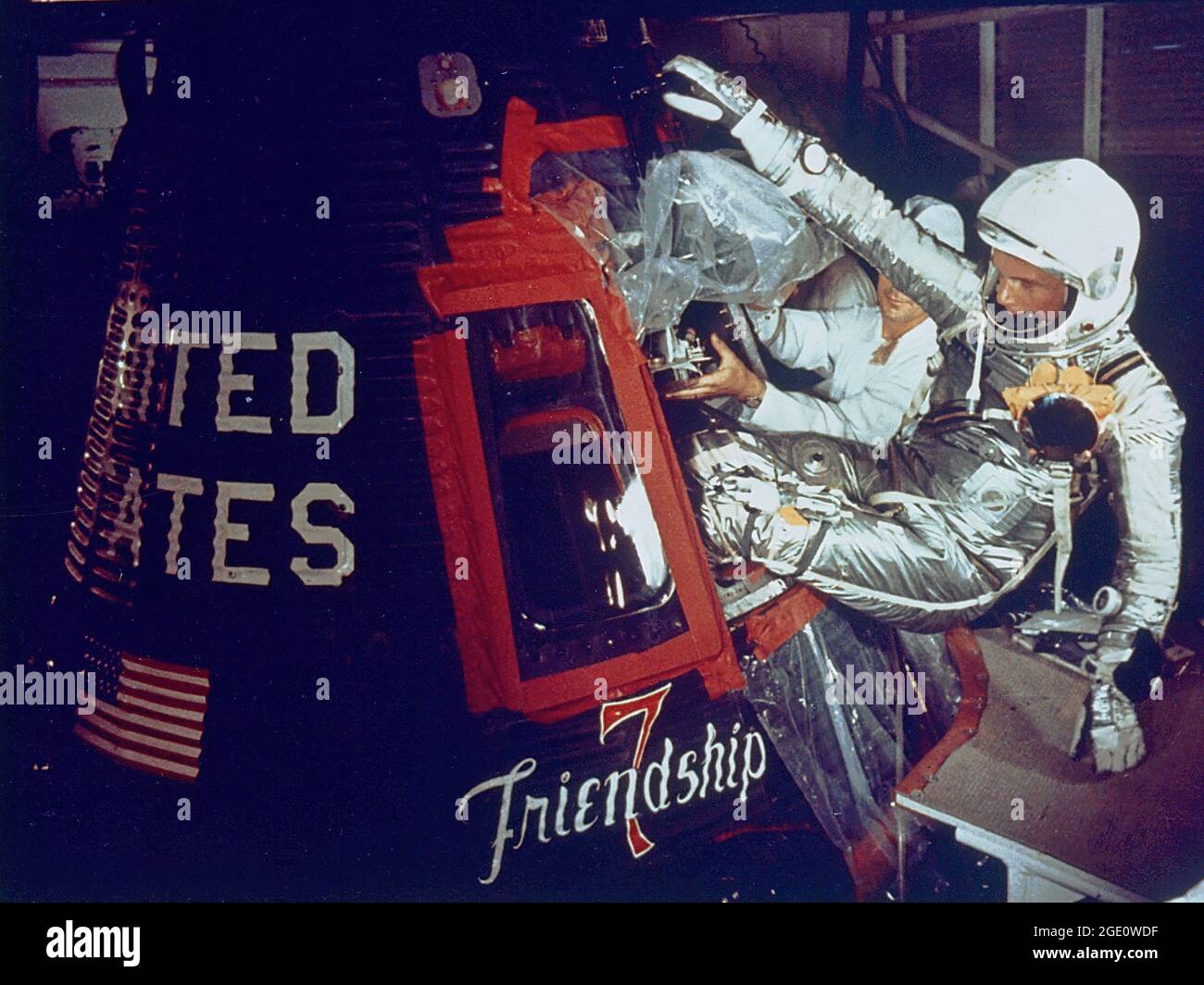 Amicizia 7 alle 9:47 EST, John Glenn ha lanciato dal complesso di lancio di Cape Canaveral 14 per diventare il primo americano ad orbitare la Terra. In questa immagine, Glenn entra nella sua capsula di amicizia 7 con l'assistenza dei tecnici per iniziare il suo volo storico. Foto Stock