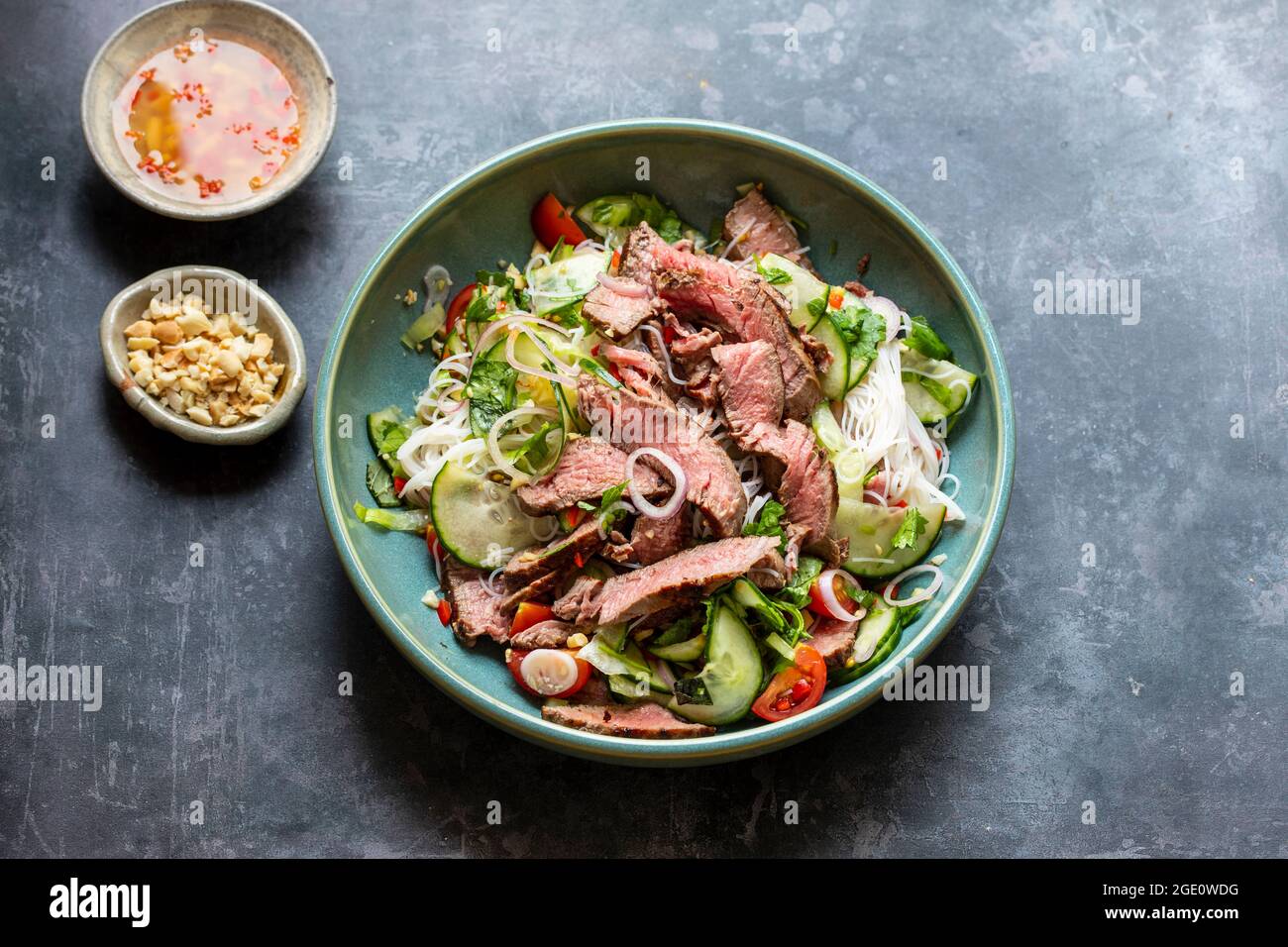 Insalata di manzo in stile tailandese con cetrioli e arachidi Foto Stock