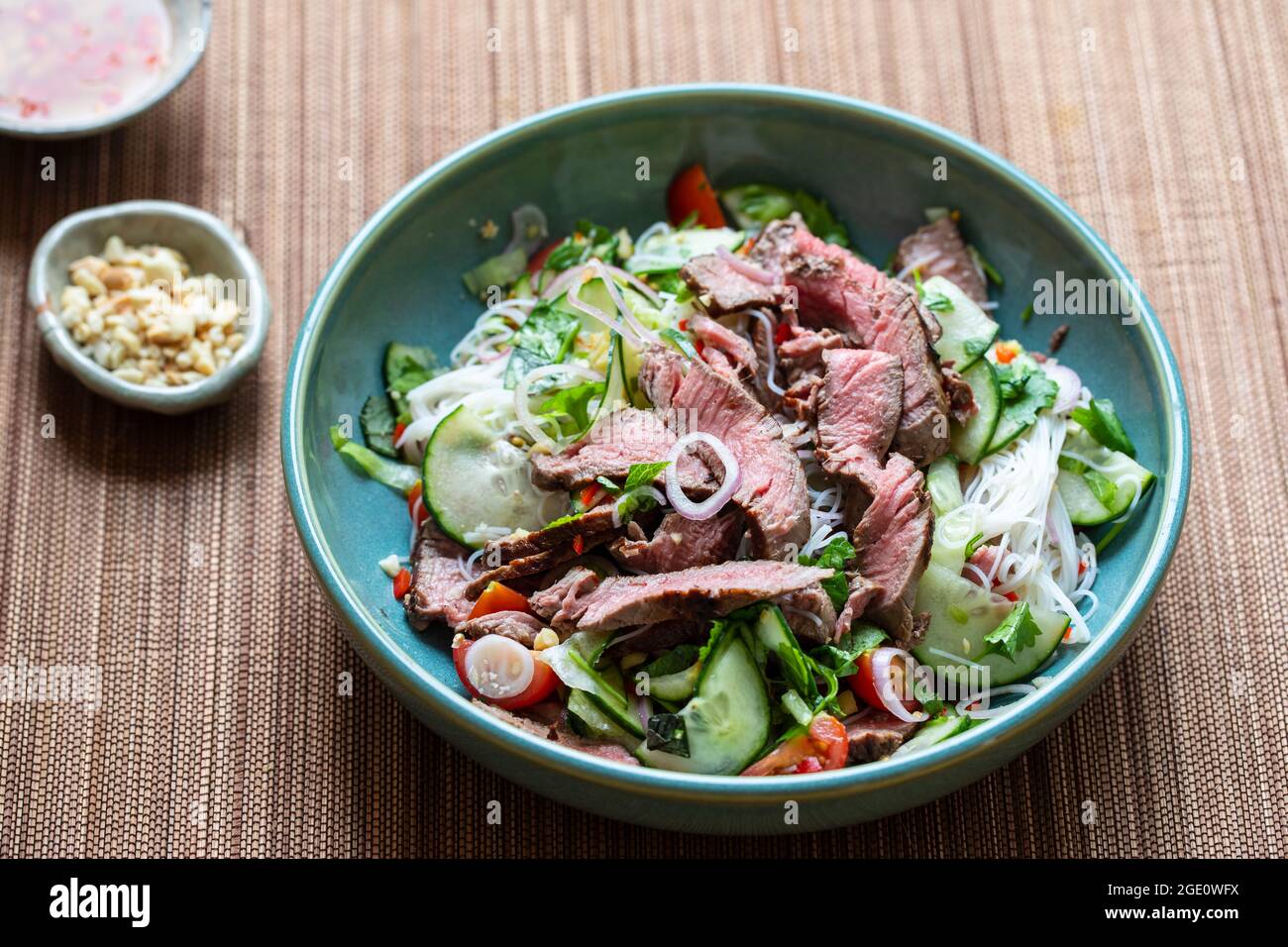 Insalata di manzo in stile tailandese con cetrioli e arachidi Foto Stock