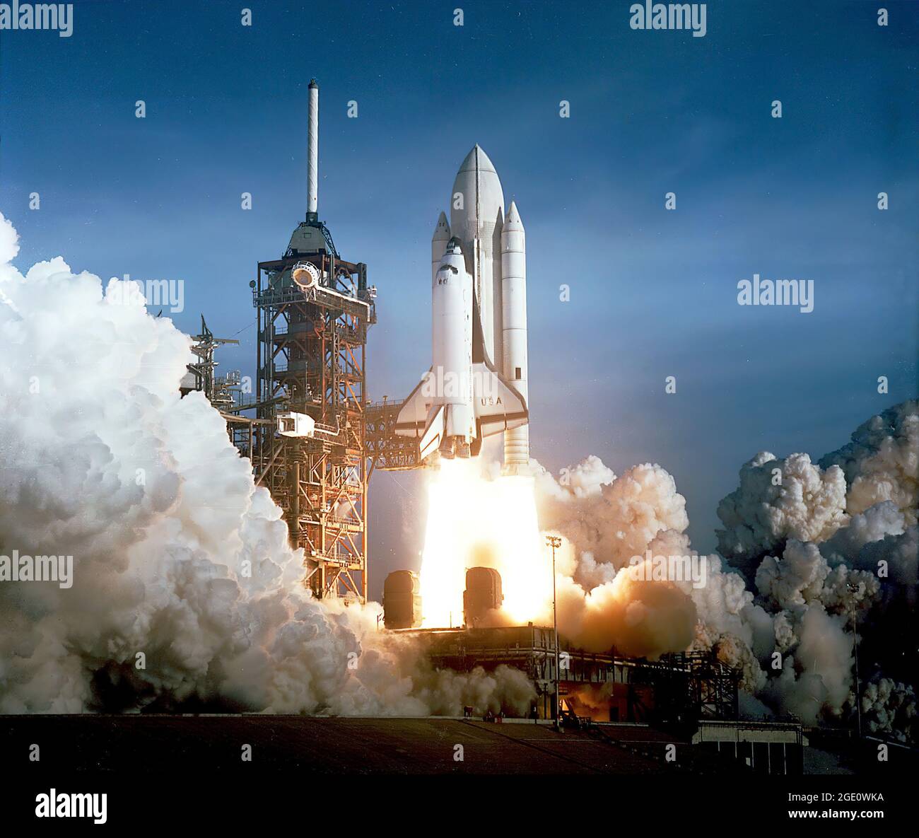 Lancio di STS-1 dopo sei anni di silenzio, il tuono di luce spaziale umana è stato sentito di nuovo, come il successo del lancio della prima navetta spaziale ha introdotto un nuovo concetto di utilizzo dello spazio. Missione STS-1, su Space Shuttle Columbia, lanciata dal complesso di lancio 39A al Kennedy Space Center appena pochi secondi dopo le 7 del mattino del 12 aprile 1981. Ha trasportato gli astronauti John Young e Robert Crippen in una missione orbitale terrestre prevista per durare 54 ore. La missione si è conclusa con l'atterraggio dello Space Shuttle Columbia alla base dell'aeronautica di Edwards in California. Foto Stock