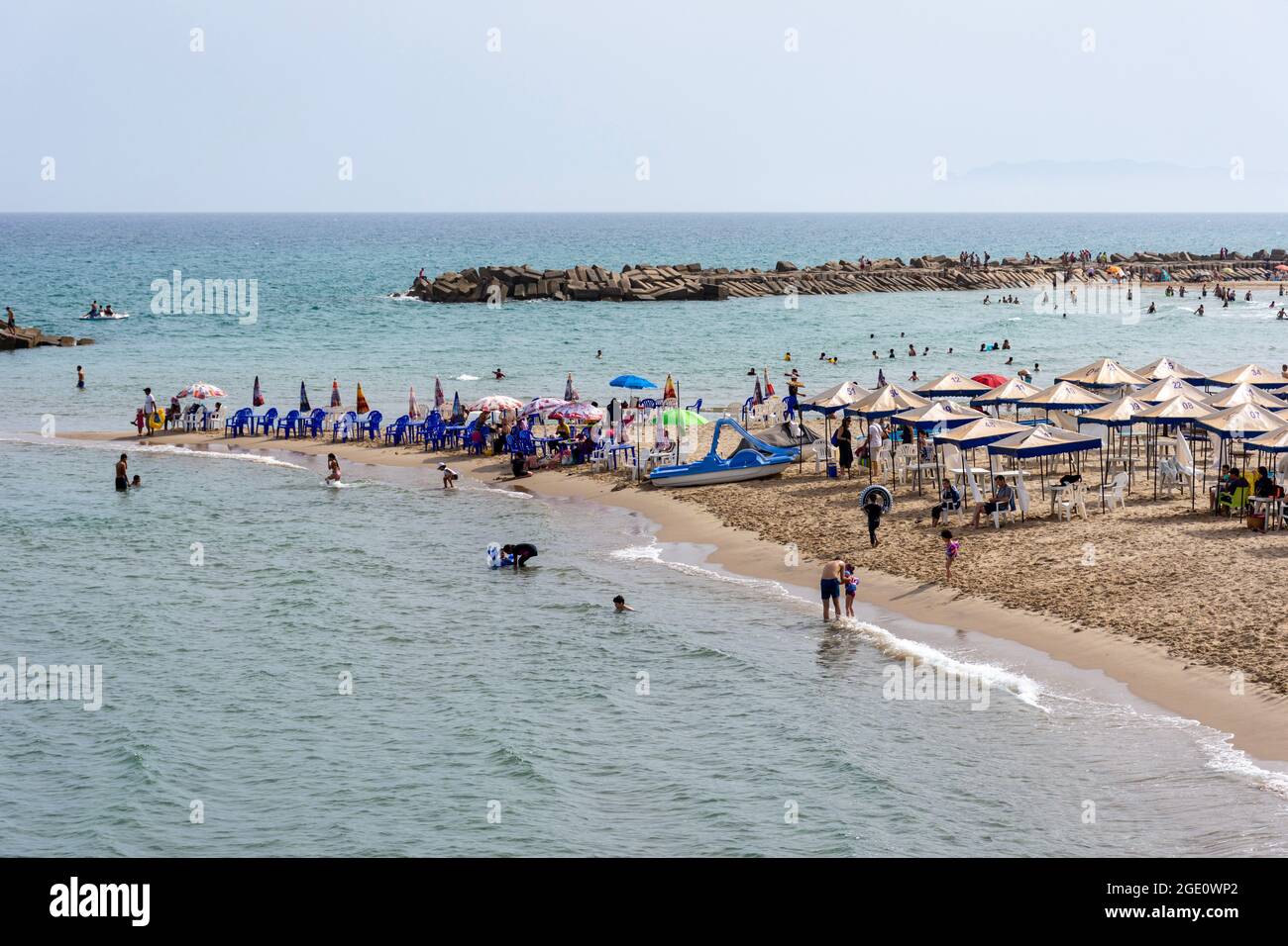 Vista ad alto angolo dei bambini che giocano in acqua e si divertono sulla spiaggia, Skikda, Algeria. Foto Stock