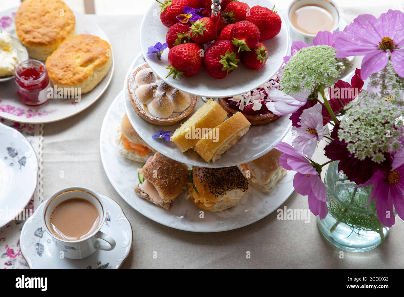 Tè pomeridiano con torte e panini Foto Stock
