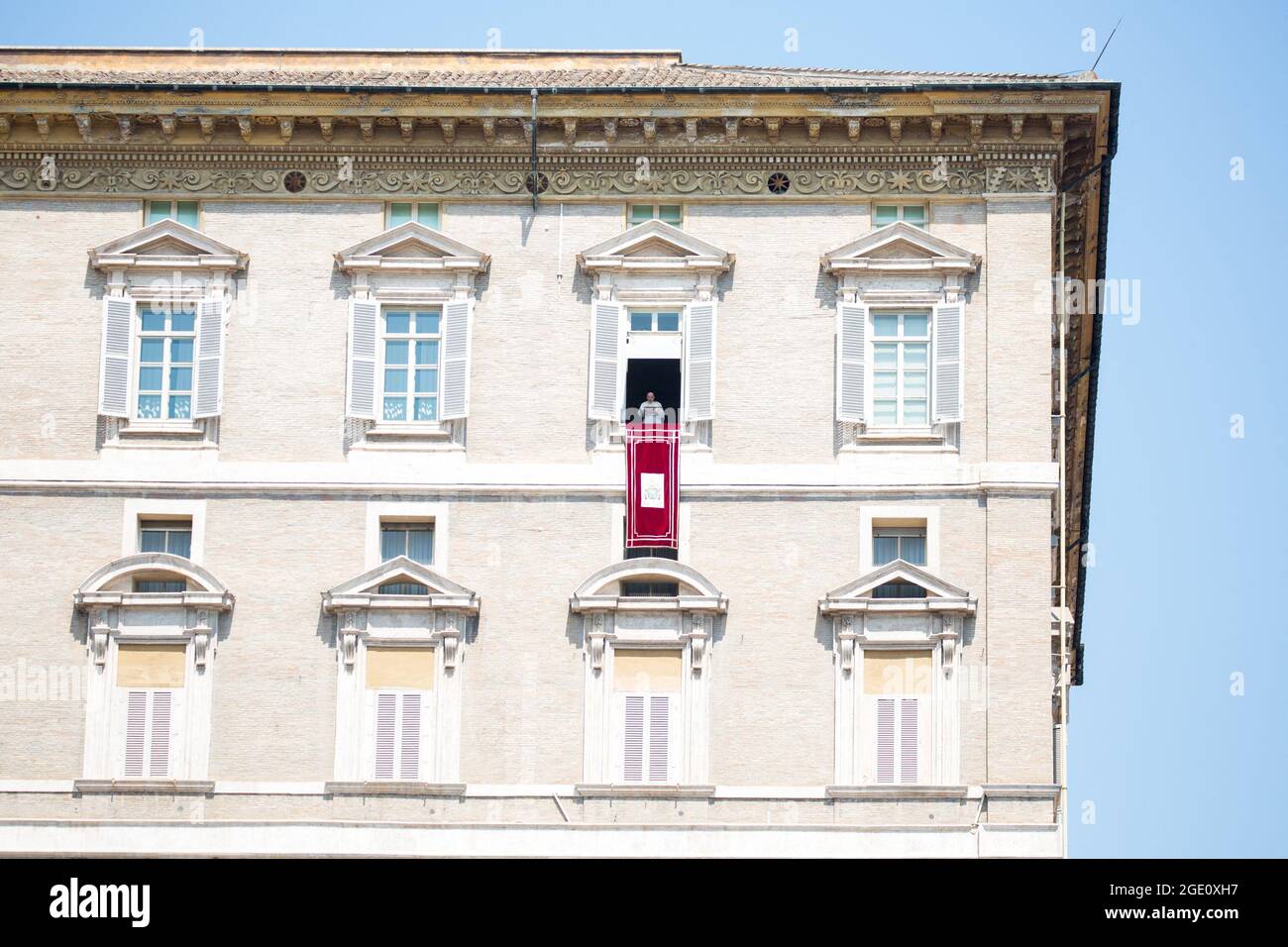 Papa Francesco ondeggia dalla finestra del palazzo apostolico che si  affaccia su Piazza San Pietro, durante la preghiera settimanale dell'Angelus  per l'Assunzione in Vaticano il 15 2021 agosto. Foto di Nasser  Berzane/ABACAPRESS.COM