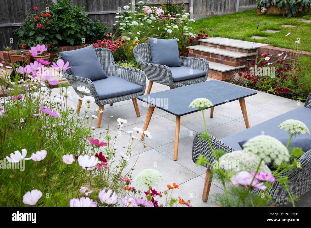 Soggiorno all'aperto, terrazza in giardino con fiori Foto Stock