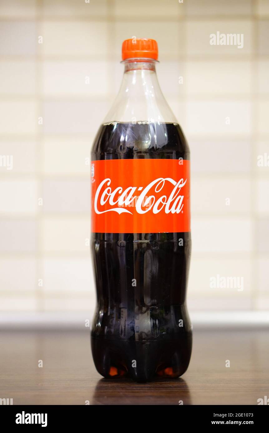 POZNAN, POLONIA - 06 settembre 2016: Una bottiglia di bevanda analcolica  alla Coca-Cola in una bottiglia di plastica Foto stock - Alamy