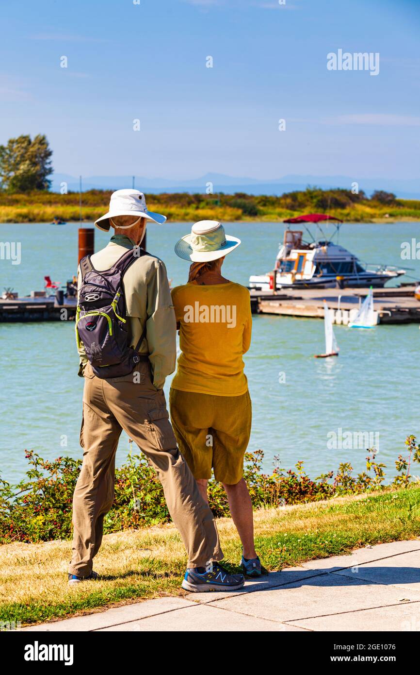 Coppia di Plder che guarda le corse di barche a vela modello in Steveston British Columbia Canada Foto Stock