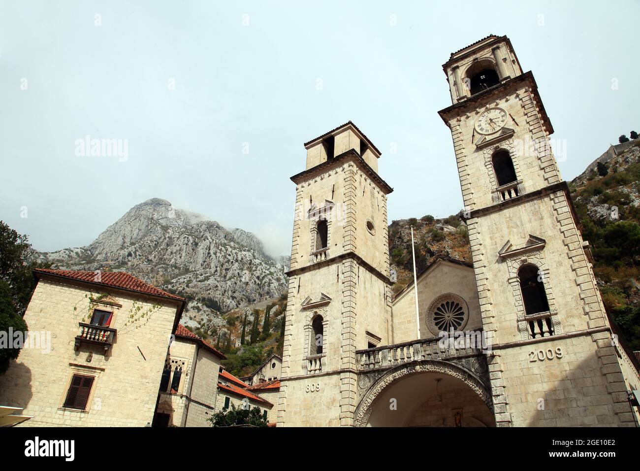 Cattedrale cattolica romana di San Trifone a Cattaro, Montenegro. Kotor fa parte del sito patrimonio dell'umanità dell'UNESCO. Foto Stock