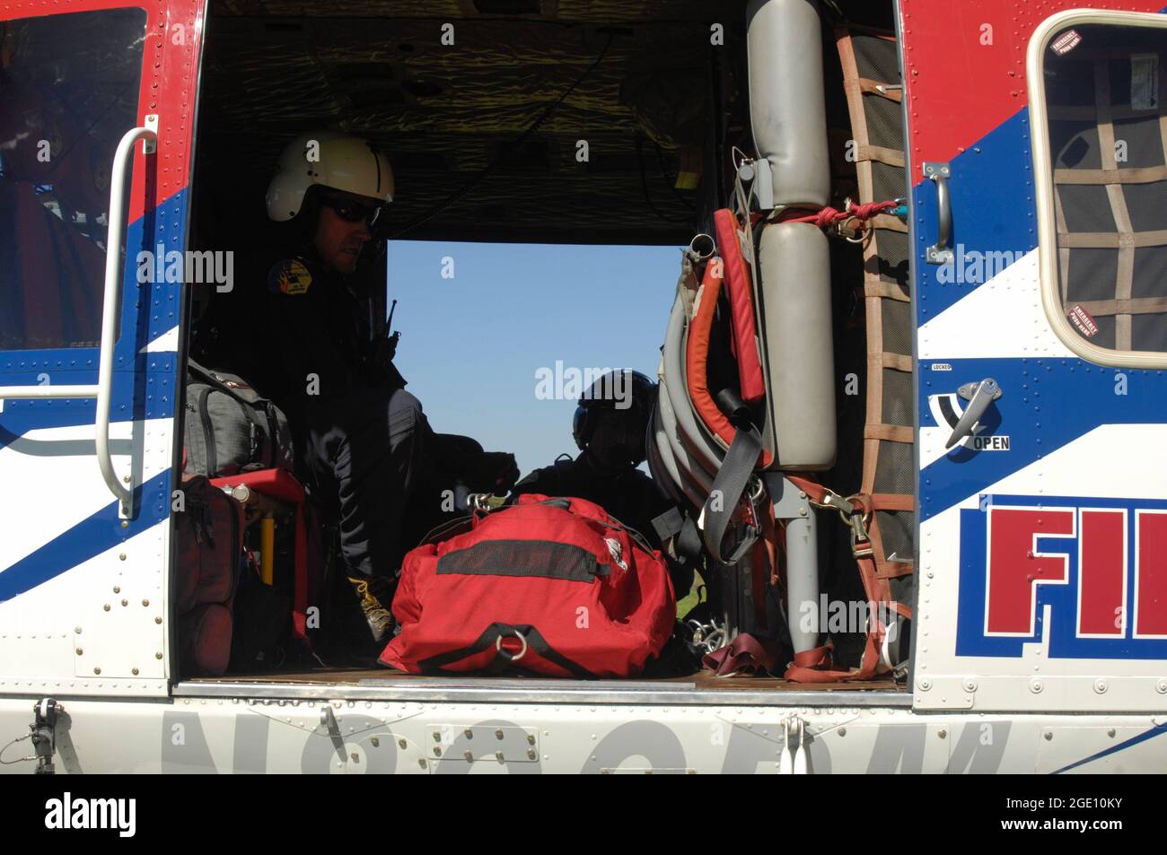 San Diego Fire Rescue Copter 1 pronto per il liftoff con il paziente su un gurney Foto Stock