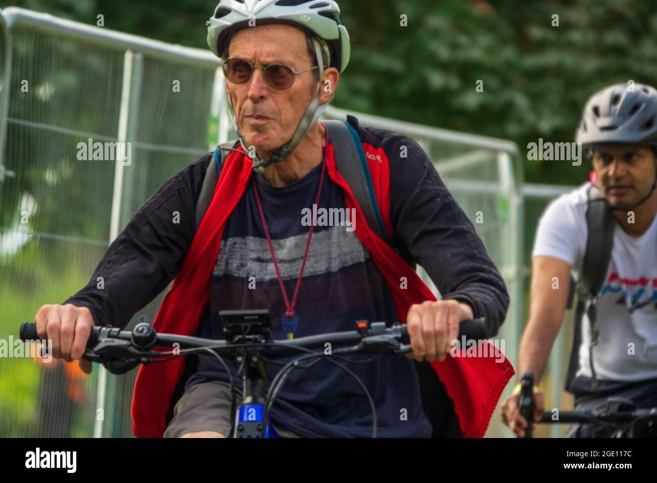 Londra, 15 agosto 2021. Una folla diversa ha partecipato alla demo di Cycle Show e-Bike ad Alexandra Palace, Londra. Una gamma di biciclette aziendali (incl Brompton, specializzata, Cannondale e Tern) erano disponibili per la prova su una pista per pendolari e mountain bike. Molti partecipanti hanno commentato che erano motivati ad andare senza auto, migliorare il loro tragitto e contribuire a un futuro ecologico ed ecologico. Credit: Bradley Taylor / Alamy Live News. Foto Stock