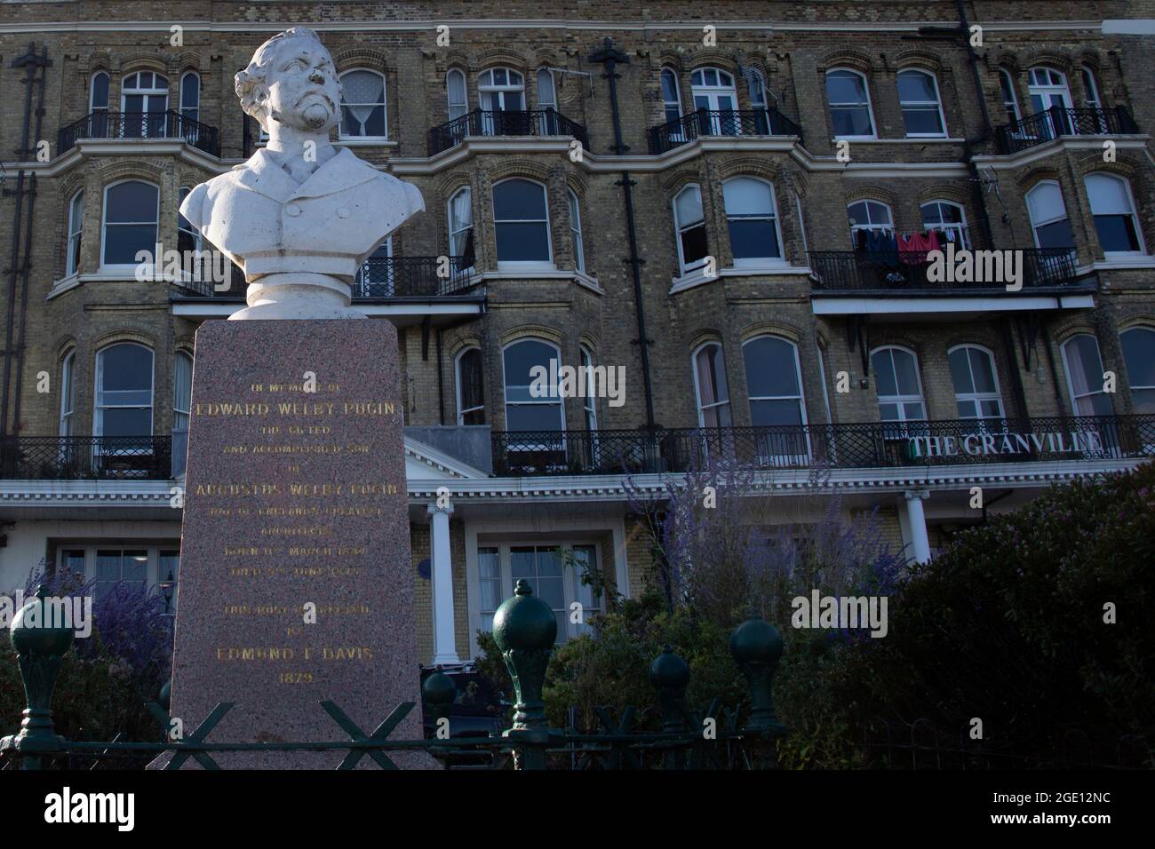 Busto di marmo di Edward Pugin, uno dei Pugins figli di Augustus fuori dal Granville Hotel, Victoria Parade Ramsgate Kent, Inghilterra Regno Unito Foto Stock