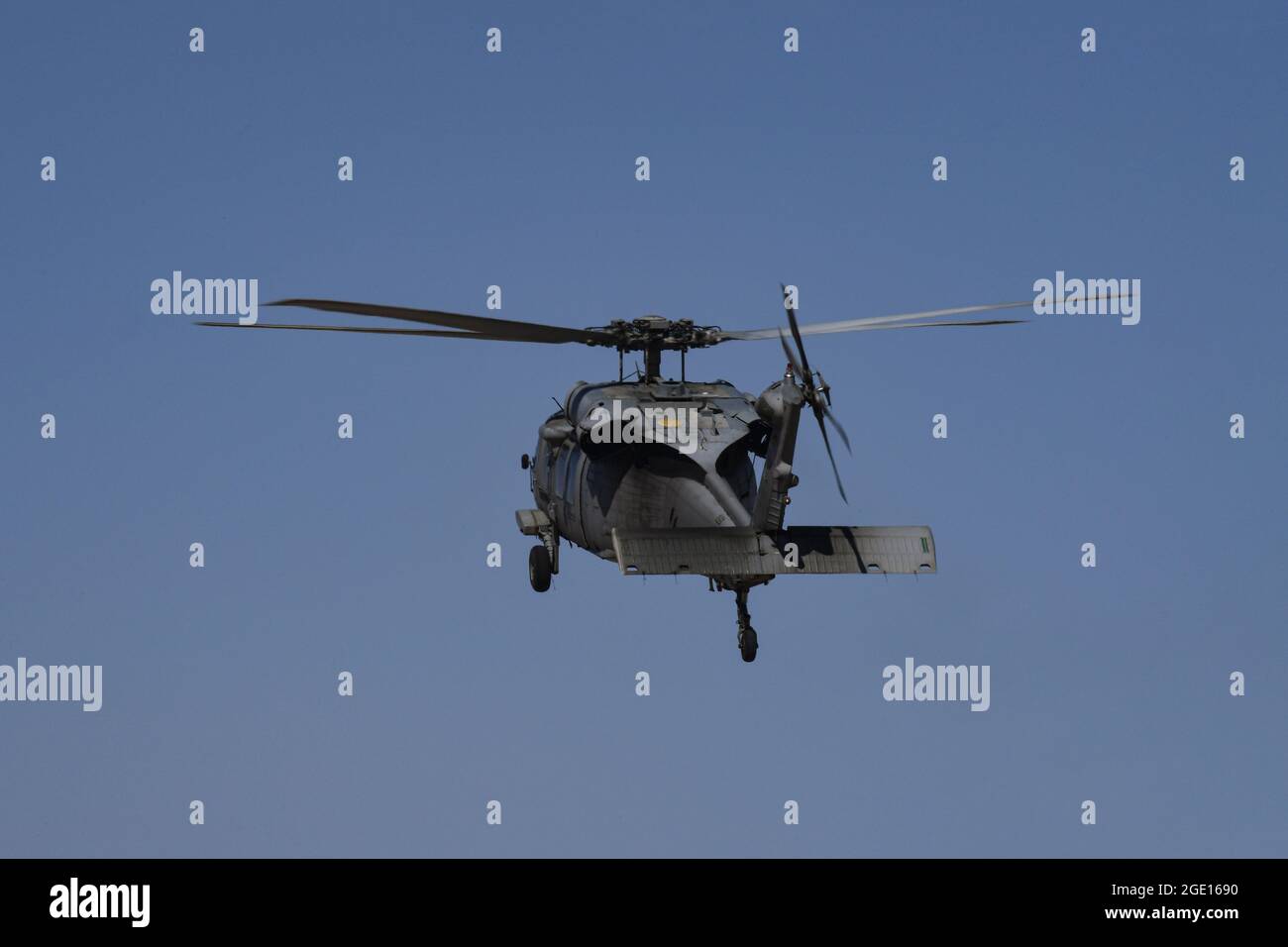 Una U S Navy MH60S passa sopra la pista del NAF El Centro, California, durante un'evoluzione di allenamento Foto Stock