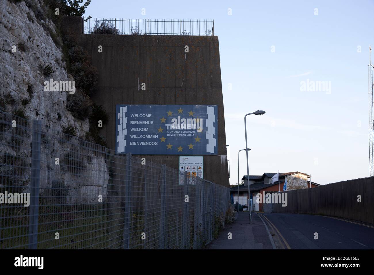 Strada militare nel porto di Ramsgate - uno dei porti del canale - Ramsgate, Kent Inghilterra UK Foto Stock