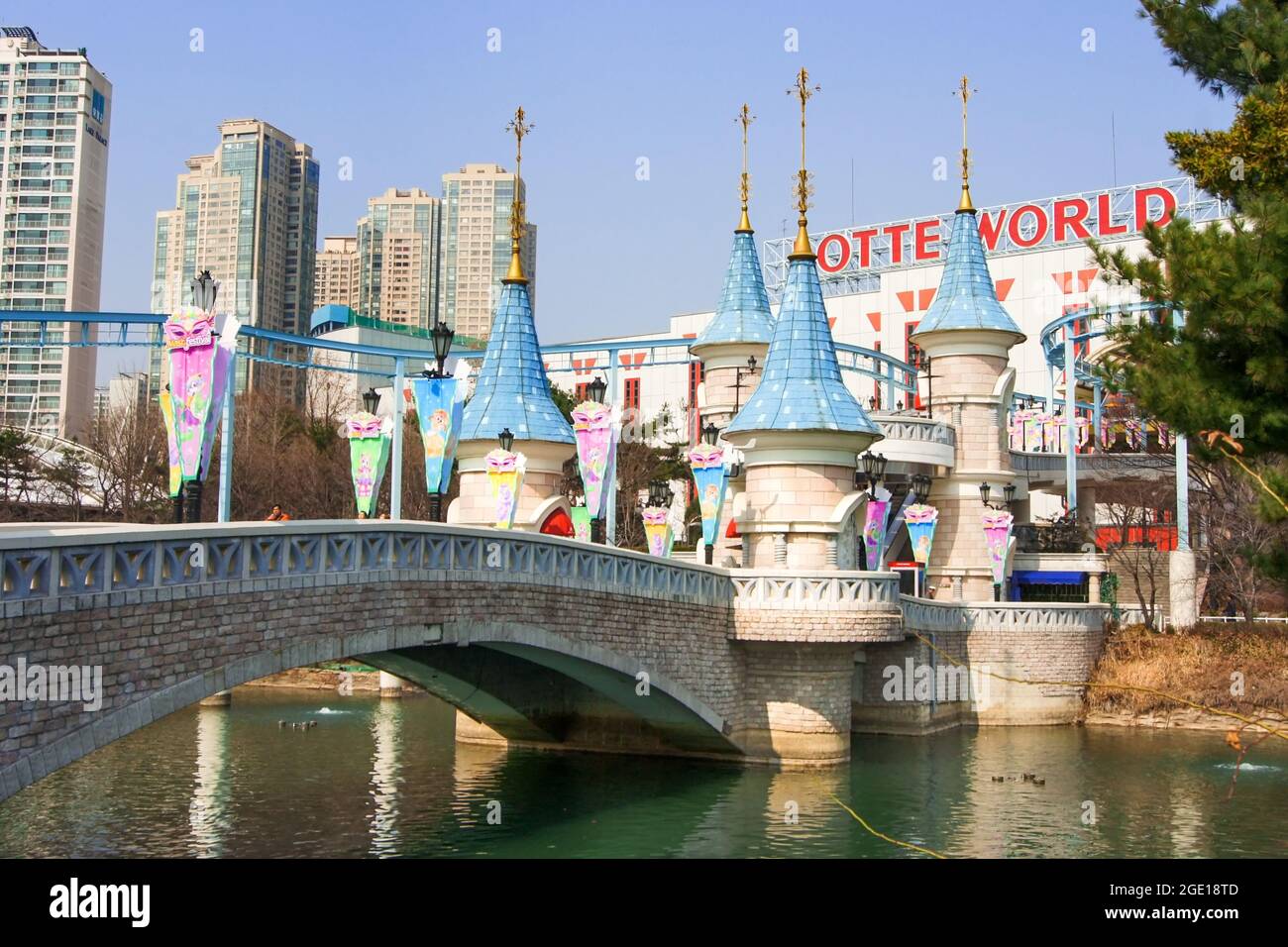 Godetevi il tempo della famiglia insieme nel famoso Parco dei Divertimenti Lotte World Adventure a Seoul, Corea del Sud, Marzo 2013 Foto Stock