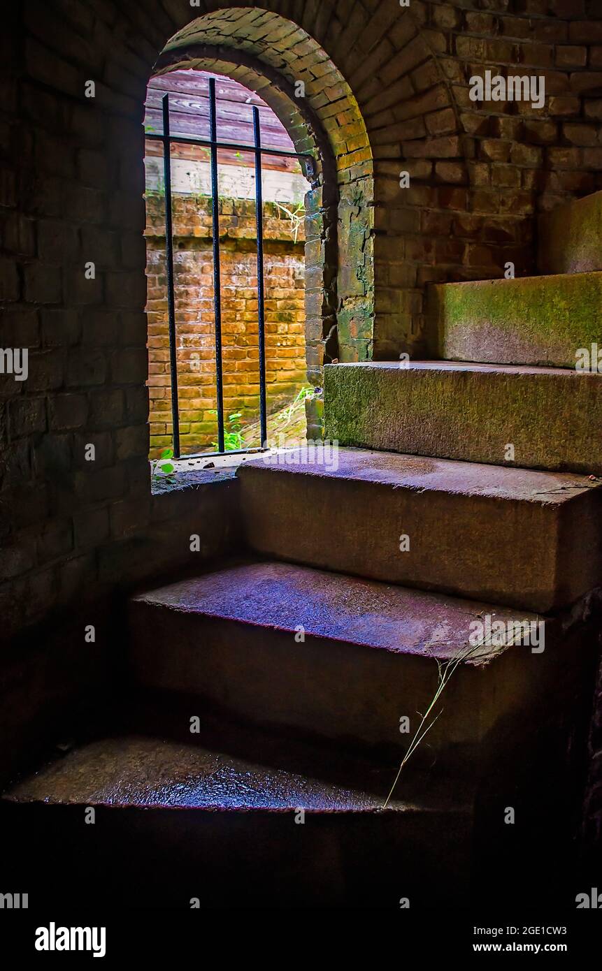 I gradini conducono ad un posto di osservazione concreto nel bastione sud-ovest di Fort Gaines, 12 agosto 2021, nell'isola di Dauphin, Alabama. Foto Stock