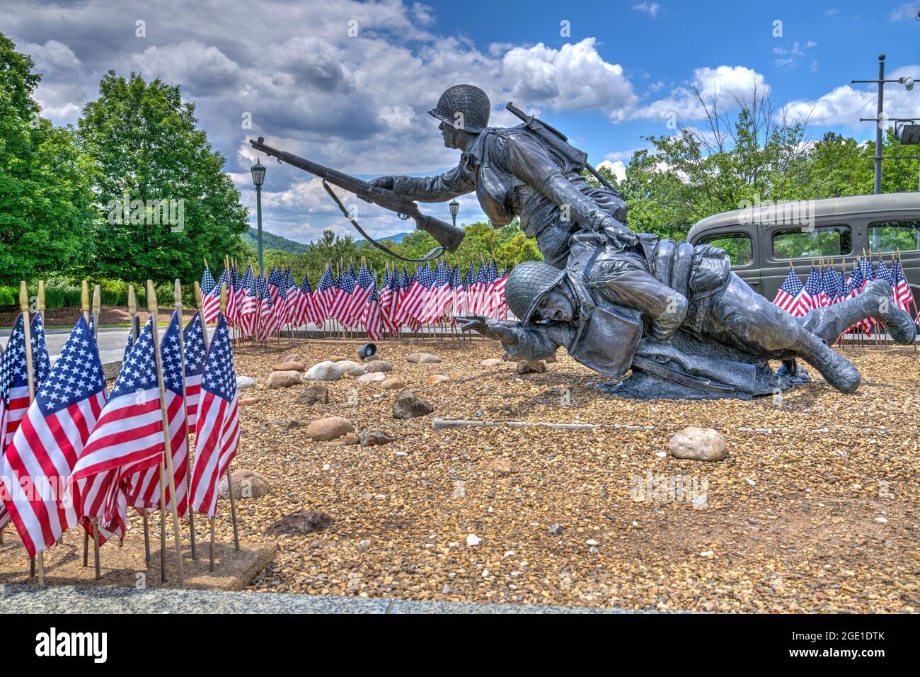 Scultura di soldati di sbarco circondata da bandiere americane all'ingresso della piazza Robey W. Estes al National D-Day Memorial a Bedford, Virginia Foto Stock