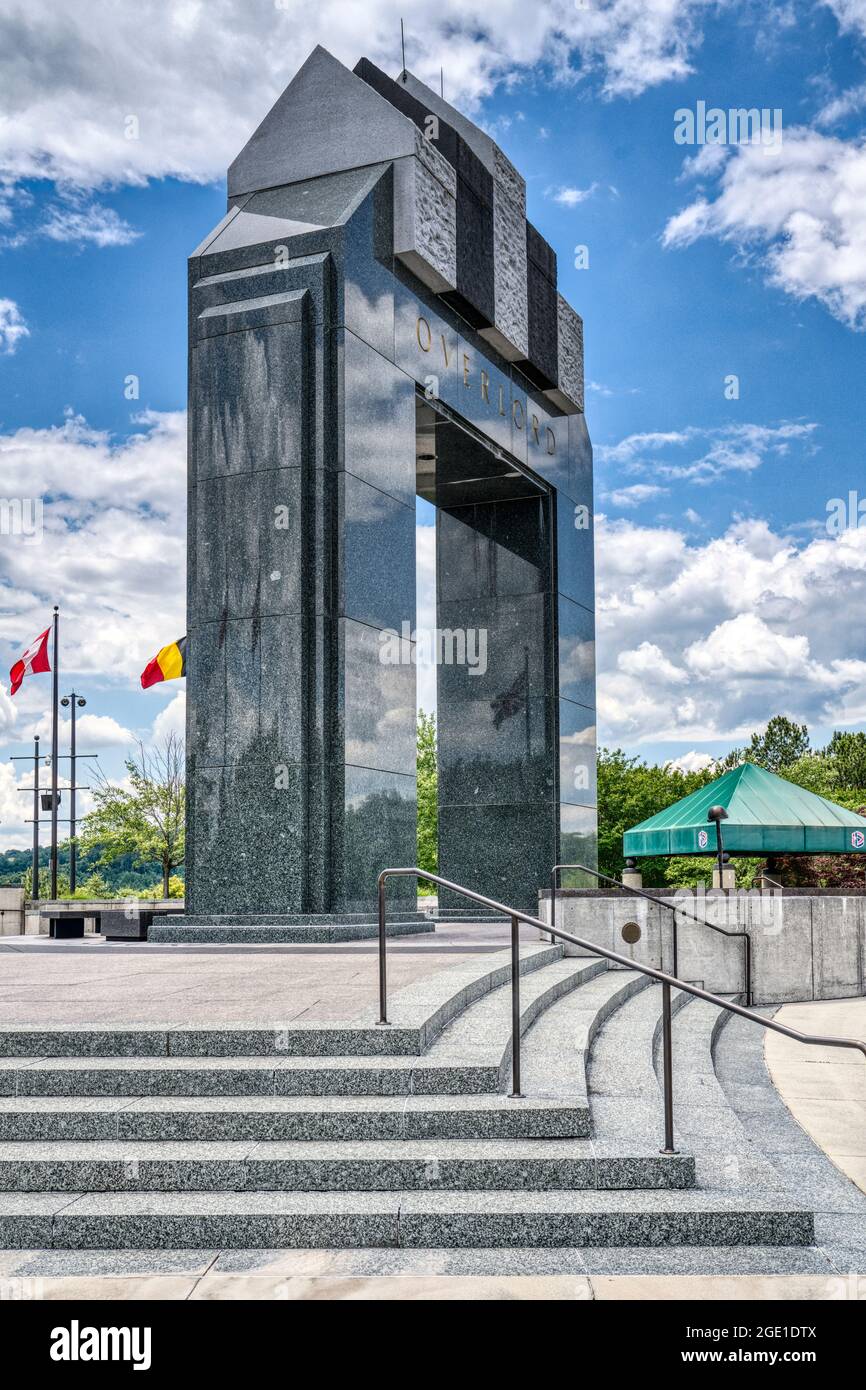 Il granito Overlord Arch si trova nella piazza di Robey W. Estes al National D-Day Memorial a Bedford, Virginia. Foto Stock