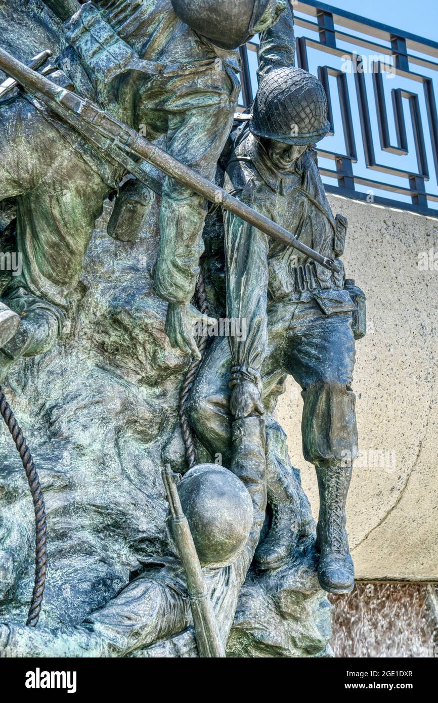 Dettaglio dei soldati nella scultura Scala del muro al National D-Day Memorial a Bedford, Virginia. Foto Stock