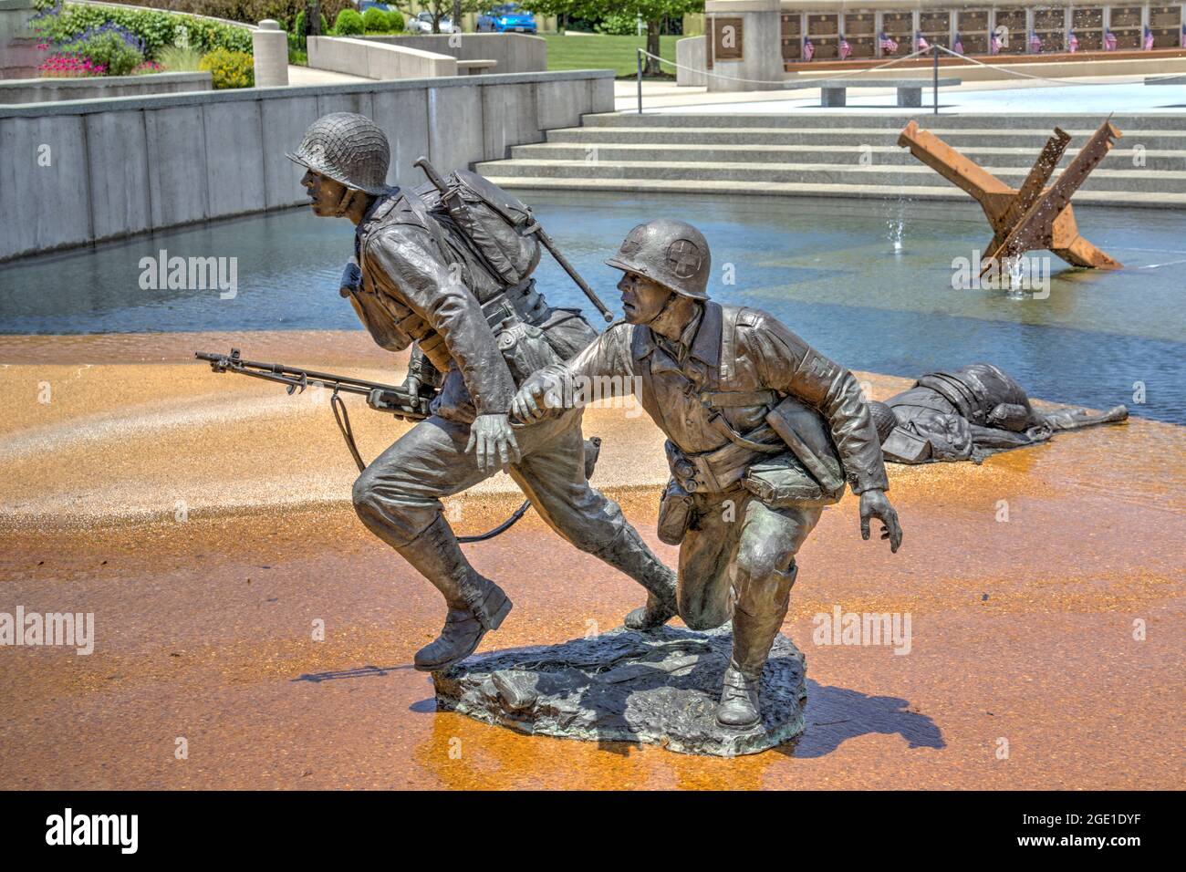 L'Invasion Tableau mostra l'atterraggio e i soldati caduti nel Elmon T. Gray Plaza al National D-Day Memorial a Bedford, Virginia. Foto Stock