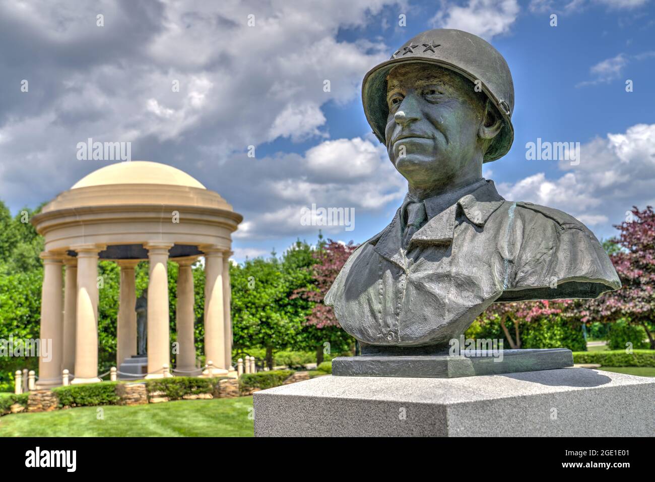 Busto del Lt. Generale Omar Bradley dal Padiglione del Comandante Supremo nel Richard S. Reynolds Sr. Garden al National D-Day Memorial a Bedford, VI Foto Stock