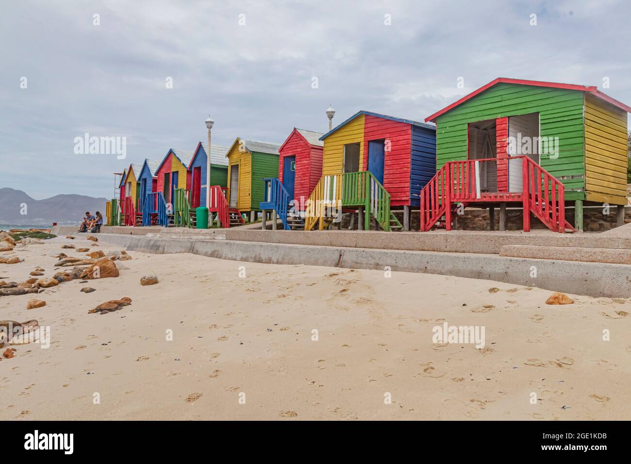 Colorati Muizenberg Beach Huts a Muizenberg Beach a False Bay of Cape Peninsula vicino a Città del Capo, Sudafrica. Foto Stock
