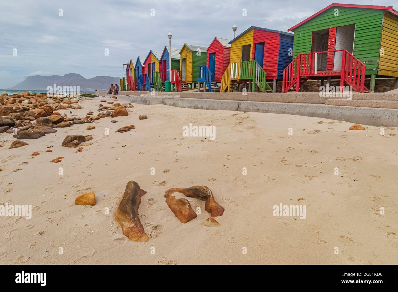 Colorati Muizenberg Beach Huts a Muizenberg Beach a False Bay of Cape Peninsula vicino a Città del Capo, Sudafrica. Foto Stock