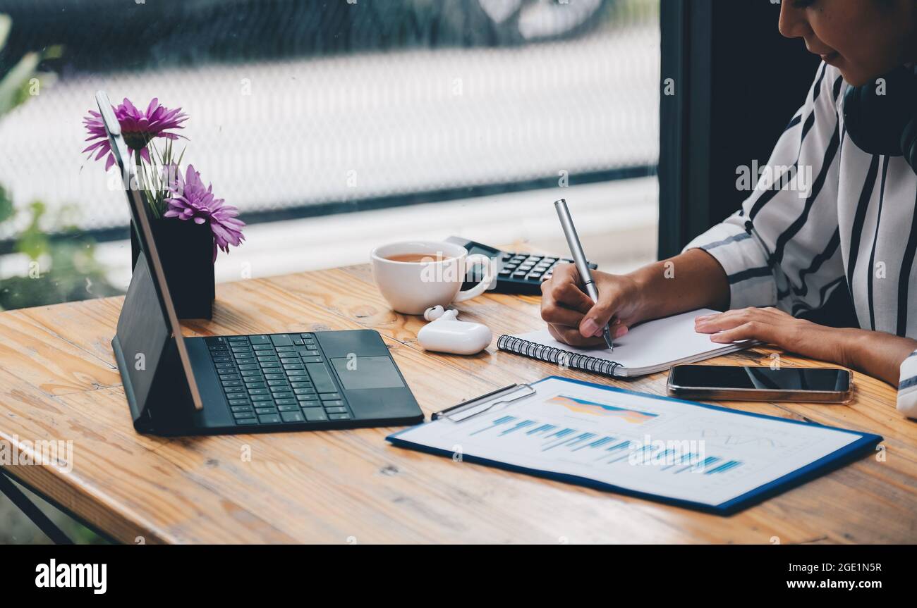Mettere a fuoco giovani indossando le cuffie pratica in lontananza imparare di lingua inglese scrivere test prima dello schermo del pc. Donna indù in auricolari ascoltare Foto Stock