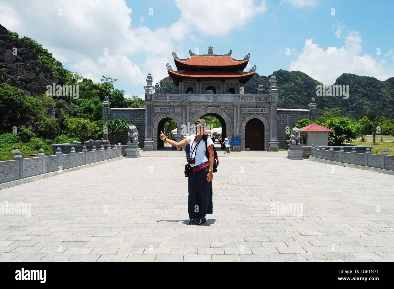 Viaggiatore tailandese donne gente viaggio Visita ritratto in posa per scattare foto al re imperatore Dinh Tien Hoang Tempio e Nhat Tru Pagoda di Hoa Lu antica ca Foto Stock