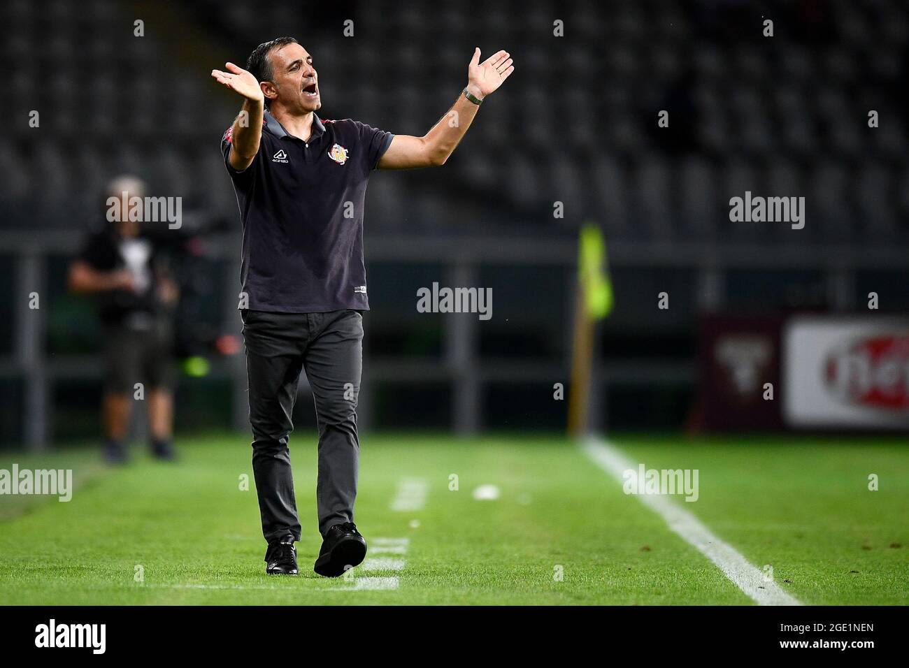 Torino, Italia. 15 agosto 2021. Fabio Pecchia, capo allenatore del Cremonese statunitense, reagisce durante la partita di calcio della Coppa Italia tra il Torino FC e il Cremonese statunitense. Credit: Nicolò campo/Alamy Live News Foto Stock