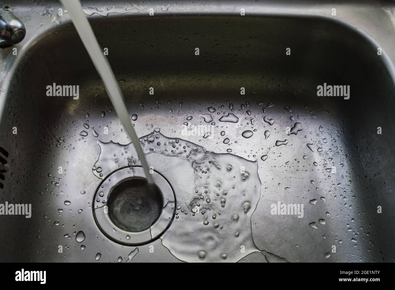 un lavello bagnato sporco dopo aver lavato molte foto piatti può avere rumore e guadagno Foto Stock