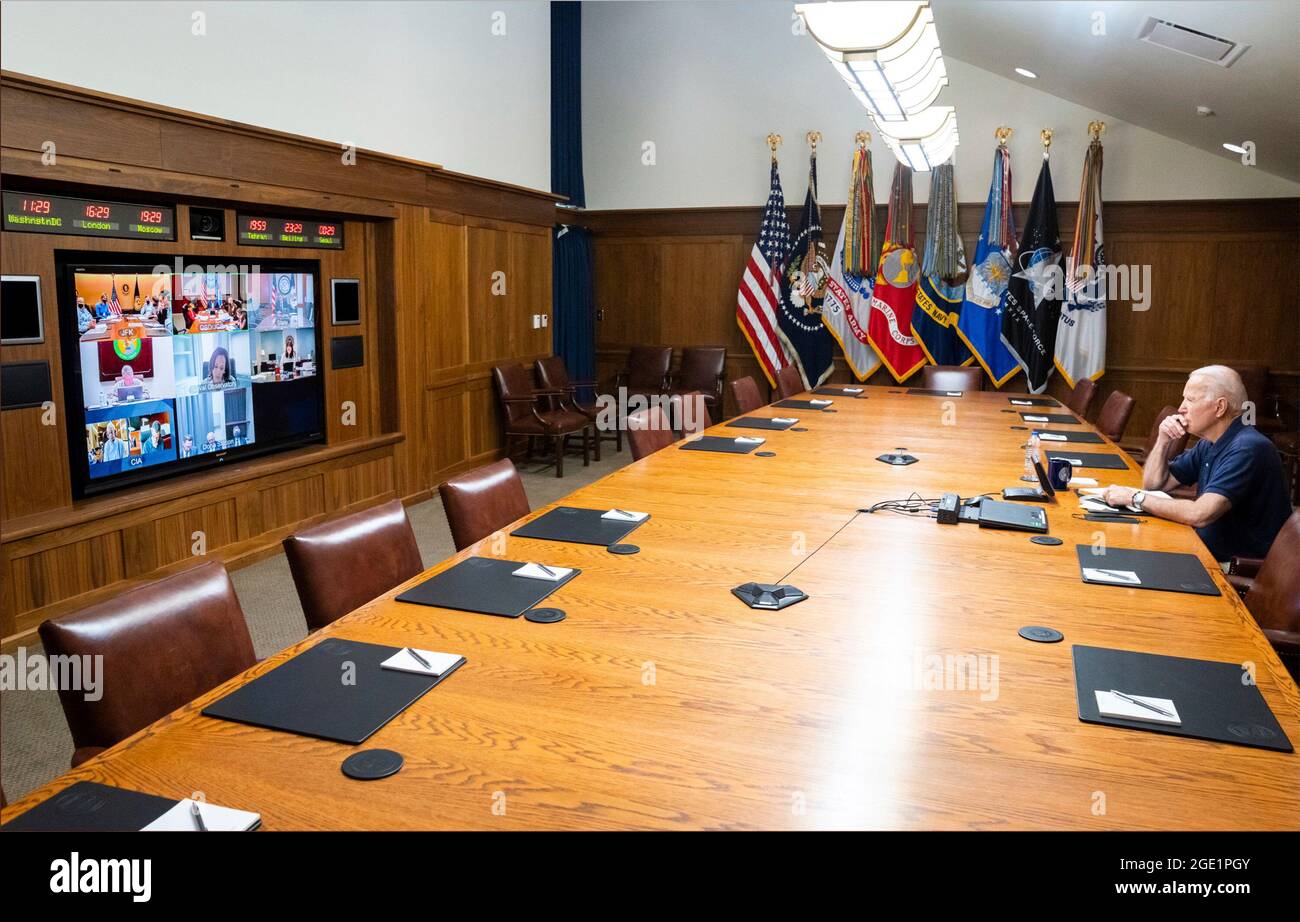 Thurmont, Maryland. 15 agosto 2021. Il presidente degli Stati Uniti Joe Biden, di destra, e il vicepresidente degli Stati Uniti Kamala Harris hanno incontrato il loro team di sicurezza nazionale e i loro alti funzionari per ascoltare gli aggiornamenti sull'estrazione di personale civile in Afghanistan, sulle evacuazioni dei richiedenti della SIV e di altri alleati afghani; E la situazione di sicurezza in atto a Kabul domenica 15 agosto 2021. Il presidente ha partecipato da Camp David, il ritiro presidenziale vicino a Thurmont, Maryland. Credit: White House via CNP/dpa/Alamy Live News Foto Stock
