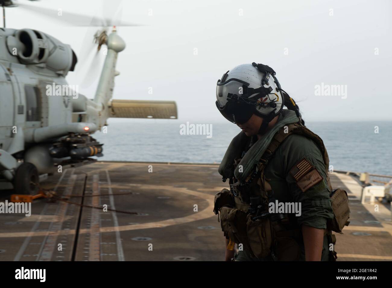 210808-N-WQ732-1033 MARE ROSSO (8 agosto 2021) – la Ltt. Breanne Naone, assegnata alle "Swamp Foxes" dell'Helicopter Maritime Strike Squadron (HSM) 74, cammina sul ponte di volo dell'incrociatore missilistico guidato USS Monterey (CG 61) durante le operazioni di volo nel Mar Rosso, 8 agosto. Monterey è dispiegata nella 5th Fleet degli Stati Uniti di operazioni a sostegno di operazioni navali per garantire la stabilità marittima e la sicurezza nella regione centrale, collegando il Mediterraneo e Pacifico attraverso l'Oceano Indiano occidentale e tre punti di strozzamento strategici. (STATI UNITI Navy photo di Mass Communication Specialist Seaman Chelsea Pal Foto Stock