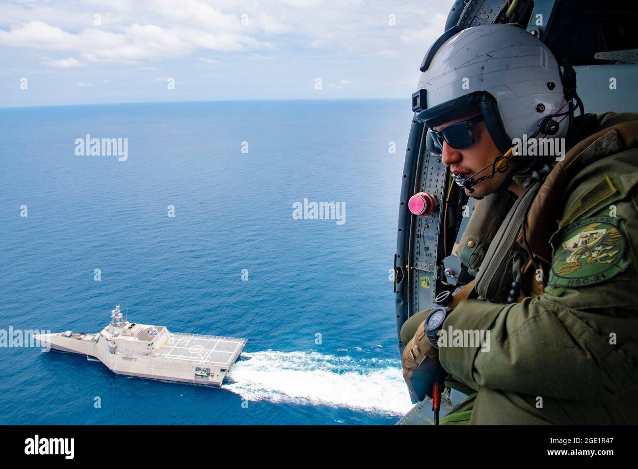 STRETTO DI MALACCA (AGO. 14, 2021) Aircrewmen Navali (Elicotteri) 2° Classe Nicolas Lopez da Artesia, California, tiene un punto di osservazione durante le operazioni di volo all'interno di un elicottero MH-60S Seahawk assegnato ai "Blackjacks" di Helicopter Sea Combat Squadron (HSC) 21 a bordo della nave da combattimento litoral variante Independence USS Tulsa (LCS 16), agosto 14, 2021. Nel suo ventesimo anno, SEACAT è un esercizio multilaterale progettato per rafforzare la cooperazione tra 21 paesi del Sud-Est asiatico partecipanti e fornire un sostegno reciproco e un obiettivo comune per affrontare crisi, contingenze e attività illegali nel mare Foto Stock