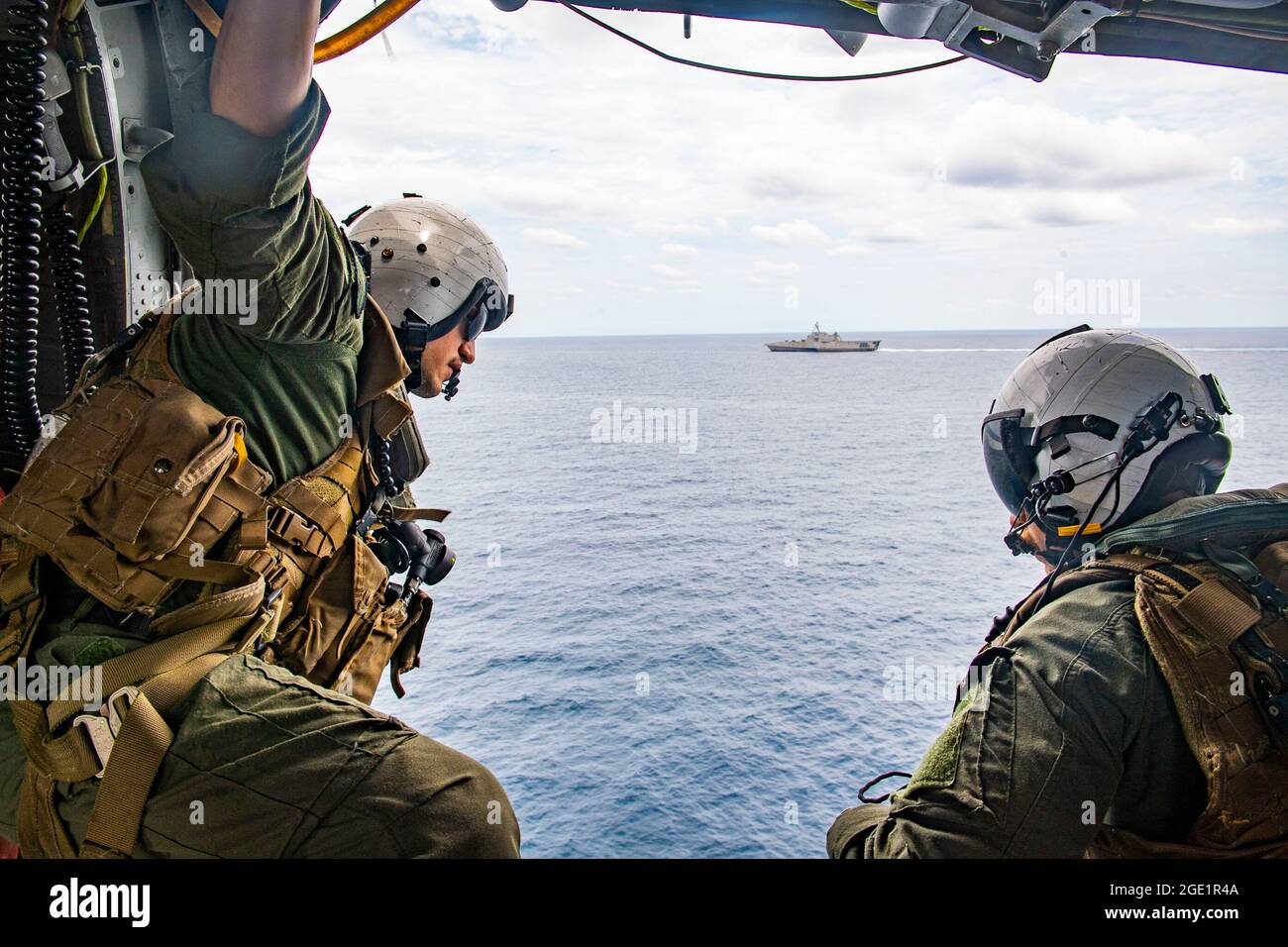 STRETTO DI MALACCA (AGO. 14, 2021) Aircrewmen Navali (Elicotteri) 2° Classe Nicolas Lopez da Artesia, California e Brandon Matlock da Spokane, Washington, mantiene un punto di osservazione durante le operazioni di volo all'interno di un elicottero MH-60 Seahawk assegnato ai "Blackjack" di Helicopter Sea Combat Squadron (HSC) 21 a bordo della nave da combattimento litorship USS Tulsa, variante Independence (LCS 16), 14 agosto 2021. Nel suo ventesimo anno, SEACAT è un esercizio multilaterale destinato a rafforzare la cooperazione tra 21 paesi del Sud-est asiatico partecipanti e a fornire un sostegno reciproco e un obiettivo comune per affrontare crisi, contingenze, Foto Stock